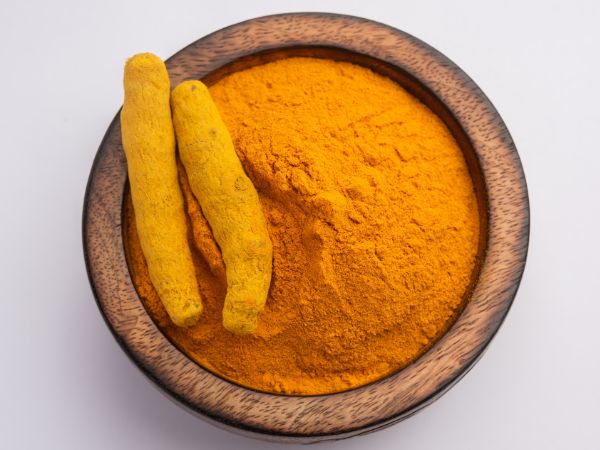 Can We Apply Coconut Oil And Turmeric On Skin in hindi