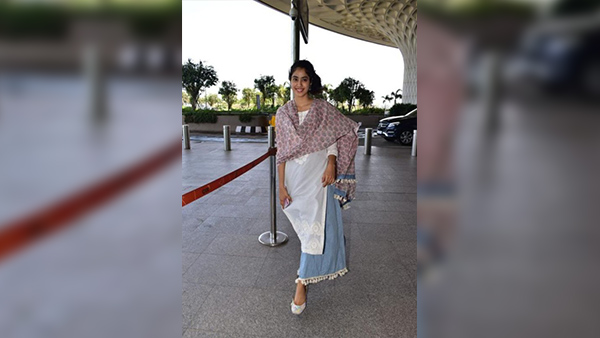 Janhvi Kapoor is coming to create a ruckus with her new film. Varun Dhawan with Jhanvi Kapoor. Talking about Jhanvi Kapoors look, she looks amazing in every look.