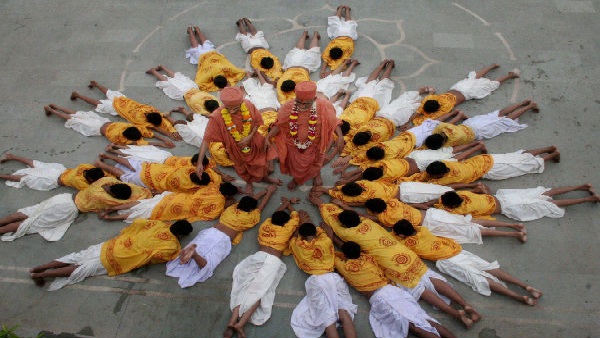 Guru Purnima 2023 Daan: Donate these things on Ashadha Purnima as per your Zodiac Signs 