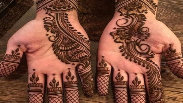 Bail style mehandi looks very attractive, as well as it is very easy to apply. Simple and Trending Mehndi Designs Bail style mehandi looks very attractive, as well as it is very easy to apply. Simple and Trending Mehndi Designs