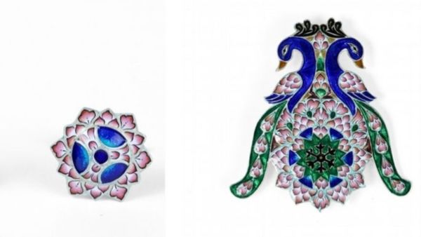 स्पेन के प्रधानमंत्री की पत्नी को बनारसी रेशम का स्टोल प्रधानमंत्री नरेंद्र मोदी ने स्पेन के प्रधानमंत्री की पत्नी बनारसी रेशम का स्टोल उपहार में दिया. बनारसी रेशम के स्टोल भारत के खूबसूरती के लिए जाना जाता है. यह शहर की सांस्कृतिक समृद्धि और इसकी बुनाई विरासत को दर्शाते हैं। स्टोल को आबनूस की लकड़ी के जाली बॉक्स में दिया गया. जिसे केरल के कारीगरों द्वारा बेहद घने और महीन बनावट वाली भारतीय आबनूस की लकड़ी पर नाजुक जाली या जाली काम का उपयोग करके हस्तनिर्मित किया गया था। स्पेन के प्रधानमंत्री की पत्नी को बनारसी रेशम का स्टोल प्रधानमंत्री नरेंद्र मोदी ने स्पेन के प्रधानमंत्री की पत्नी बनारसी रेशम का स्टोल उपहार में दिया. बनारसी रेशम के स्टोल भारत के खूबसूरती के लिए जाना जाता है. यह शहर की सांस्कृतिक समृद्धि और इसकी बुनाई विरासत को दर्शाते हैं। स्टोल को आबनूस की लकड़ी के जाली बॉक्स में दिया गया. जिसे केरल के कारीगरों द्वारा बेहद घने और महीन बनावट वाली भारतीय आबनूस की लकड़ी पर नाजुक जाली या जाली काम का उपयोग करके हस्तनिर्मित किया गया था।