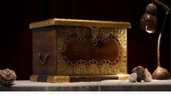 स्पेन के प्रधानमंत्री की पत्नी को बनारसी रेशम का स्टोल प्रधानमंत्री नरेंद्र मोदी ने स्पेन के प्रधानमंत्री की पत्नी बनारसी रेशम का स्टोल उपहार में दिया. बनारसी रेशम के स्टोल भारत के खूबसूरती के लिए जाना जाता है. यह शहर की सांस्कृतिक समृद्धि और इसकी बुनाई विरासत को दर्शाते हैं। स्टोल को आबनूस की लकड़ी के जाली बॉक्स में दिया गया. जिसे केरल के कारीगरों द्वारा बेहद घने और महीन बनावट वाली भारतीय आबनूस की लकड़ी पर नाजुक जाली या जाली काम का उपयोग करके हस्तनिर्मित किया गया था। स्पेन के प्रधानमंत्री की पत्नी को बनारसी रेशम का स्टोल प्रधानमंत्री नरेंद्र मोदी ने स्पेन के प्रधानमंत्री की पत्नी बनारसी रेशम का स्टोल उपहार में दिया. बनारसी रेशम के स्टोल भारत के खूबसूरती के लिए जाना जाता है. यह शहर की सांस्कृतिक समृद्धि और इसकी बुनाई विरासत को दर्शाते हैं। स्टोल को आबनूस की लकड़ी के जाली बॉक्स में दिया गया. जिसे केरल के कारीगरों द्वारा बेहद घने और महीन बनावट वाली भारतीय आबनूस की लकड़ी पर नाजुक जाली या जाली काम का उपयोग करके हस्तनिर्मित किया गया था।