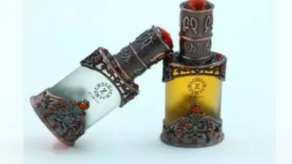 स्पेन के प्रधानमंत्री की पत्नी को बनारसी रेशम का स्टोल प्रधानमंत्री नरेंद्र मोदी ने स्पेन के प्रधानमंत्री की पत्नी बनारसी रेशम का स्टोल उपहार में दिया. बनारसी रेशम के स्टोल भारत के खूबसूरती के लिए जाना जाता है. यह शहर की सांस्कृतिक समृद्धि और इसकी बुनाई विरासत को दर्शाते हैं। स्टोल को आबनूस की लकड़ी के जाली बॉक्स में दिया गया. जिसे केरल के कारीगरों द्वारा बेहद घने और महीन बनावट वाली भारतीय आबनूस की लकड़ी पर नाजुक जाली या जाली काम का उपयोग करके हस्तनिर्मित किया गया था। स्पेन के प्रधानमंत्री की पत्नी को बनारसी रेशम का स्टोल प्रधानमंत्री नरेंद्र मोदी ने स्पेन के प्रधानमंत्री की पत्नी बनारसी रेशम का स्टोल उपहार में दिया. बनारसी रेशम के स्टोल भारत के खूबसूरती के लिए जाना जाता है. यह शहर की सांस्कृतिक समृद्धि और इसकी बुनाई विरासत को दर्शाते हैं। स्टोल को आबनूस की लकड़ी के जाली बॉक्स में दिया गया. जिसे केरल के कारीगरों द्वारा बेहद घने और महीन बनावट वाली भारतीय आबनूस की लकड़ी पर नाजुक जाली या जाली काम का उपयोग करके हस्तनिर्मित किया गया था।