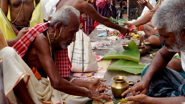 pitru paksha me pani kaise diya jata hai how to offer water to ancestors in shradh