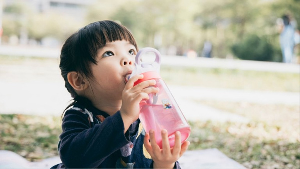 er bache ko pani kab se pilana chahiye