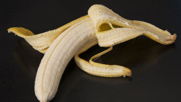 how to use banana peels for cleaning feet in hindi