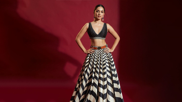 स्कर्ट बनवा सकती हैं बनारसी लहंगे के साथ-साथ बनारसी स्कर्ट भी काफी पॉपुलर हैं। अगर साड़ी की चमक बनी हुई है, तो इससे फ्लेयर्स वाली स्कर्ट बनवा लें। इस स्कर्ट को लॉन्ग और शॉर्ट दोनों तरह के टॉप/कुर्ती के साथ पहना जा सकता है। स्कर्ट बनवा सकती हैं बनारसी लहंगे के साथ-साथ बनारसी स्कर्ट भी काफी पॉपुलर हैं। अगर साड़ी की चमक बनी हुई है, तो इससे फ्लेयर्स वाली स्कर्ट बनवा लें। इस स्कर्ट को लॉन्ग और शॉर्ट दोनों तरह के टॉप/कुर्ती के साथ पहना जा सकता है।