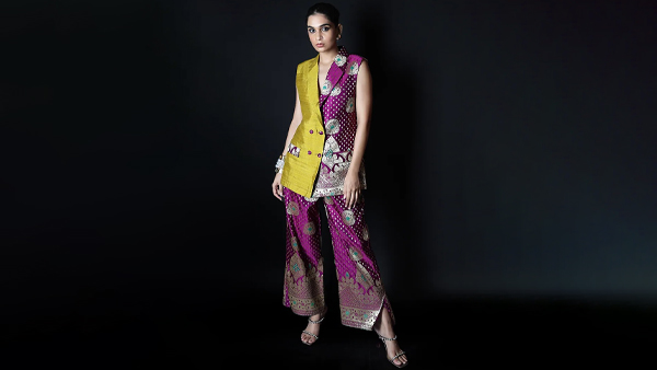 स्कर्ट बनवा सकती हैं बनारसी लहंगे के साथ-साथ बनारसी स्कर्ट भी काफी पॉपुलर हैं। अगर साड़ी की चमक बनी हुई है, तो इससे फ्लेयर्स वाली स्कर्ट बनवा लें। इस स्कर्ट को लॉन्ग और शॉर्ट दोनों तरह के टॉप/कुर्ती के साथ पहना जा सकता है। स्कर्ट बनवा सकती हैं बनारसी लहंगे के साथ-साथ बनारसी स्कर्ट भी काफी पॉपुलर हैं। अगर साड़ी की चमक बनी हुई है, तो इससे फ्लेयर्स वाली स्कर्ट बनवा लें। इस स्कर्ट को लॉन्ग और शॉर्ट दोनों तरह के टॉप/कुर्ती के साथ पहना जा सकता है।