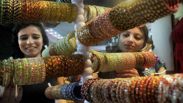 Karwa chauth 2023 Alert: do not wear new bangles this year, know the reason here