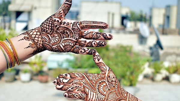 Karwa Chauth Mehndi Vastu Tips: Never Do These Mistakes while applying Mehndi Karwa Chauth Mehndi Vastu Tips: Never Do These Mistakes while applying Mehndi