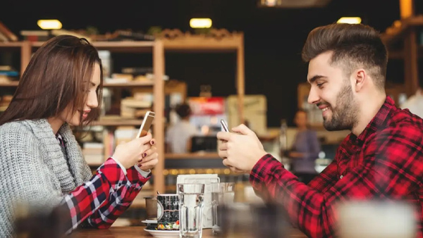 How Does Social Media Affect Relationships: