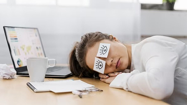 feel sleepy at work after having lunch : 