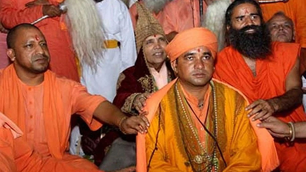 Who is Mahant Balaknath Yogi first choice as cm candidate: राजस्थान विधानसभा चुनाव की वोटों की गिनती 3 दिसंबर 2023 को शुरु होगी। शुरुआती रुझानों से पता चल जाएगा क‍ि इस बार क‍िसकी सरकार आएगी? विभिन्न एजेंसियों ने राज्य में सरकार बनाने को लेकर अपने एग्जिट पोल्स जारी कर दिए हैं। इस बीच राज्य में मुख्यमंत्री पद को लेकर एक सर्वे सामने आया है। इसमें सबसे चौंकाने वाला नाम सामने आया है। राज्‍य के लोग पूर्व मुख्‍यमंत्री वसुंधरा राजे या उप मुख्‍यमंत्री सचिन पायलट की जगह अलवर के सांसद महंत बालकनाथ योगी को मुख्‍यमंत्री बनता हुआ देखना चाहते हैं। आइए जानते हैं क‍ि आखिर कौन हैं महंत बालकनाथ जो जनता की पहली पसंद बनकर सीएम पद के प्रबल दावेदार माने जा रहे हैं। कौन हैं महंत बालकनाथ महंत बालकनाथ इस समय अलवर से लोकसभा सांसद हैं। वे बाबा मस्त नाथ विश्वविद्यालय के चांसलर हैं । वह नाथ सम्प्रदाय के आठवें मुख्य महंत भी है। महंत बालकनाथ योगी इस समय अलवर से भाजपा के सांसद हैं। पार्टी ने इस बार के राजस्थान विधानसभा में उन्हें हरियाणा-राजस्थान सीमा पर आने वाले तिजारा विधानसभा सीट से चुनाव मैदान में उतारा है। 2019 में लड़ा पहला चुनाव 2019 के लोकसभा चुनावों में भाजपा ने बालकनाथ को अलवर से टिकट दिया था। उन्होंने कांग्रेस के दिग्गज नेता भंवर जितेंद्र सिंह को भारी वोटों से हराकर चुनाव जीता था।बाबा बालकनाथ की अलवर और उसके आसपास के इलाकों में मजबूत पकड़ मानी जाती है। उनकी छवि को देखते हुए राजस्थान भाजपा में उन्हें उपाध्यक्ष भी बनाया गया है। बालकनाथ का प्रारंभिक जीवन महंत बालकनाथ का जन्म 16 अप्रैल 1984 को राजस्थान के अलवर जिले के कोहराना गाँव में हुआ। उनके पिता एक किसान थे। उनके पिता का नाम सुभाष यादव और माँ का नाम उर्मिला देवी है। महंत बालकनाथ अपने माता-पिता की इकलौती संतान हैं। उनका परिवार साधु-संतों की सेवा में लगा रहता था। इसी दौरान उनके माता-पिता ने अध्यात्म का अध्ययन करने के लिए उन्हें महंत खेतानाथ के आश्रम में छोड़ दिया। उस समय बालकनाथ की उम्र सिर्फ 6 साल की थी। खेतानाथ से दीक्षा लेने के बाद बालकनाथ महंत चांदनाथ के पास आ गए। इसके बाद साल 2016 में उन्होंने बालकनाथ को अपना उत्तराधिकारी चुन लिया। महंत बालक नाथ नाथ संप्रदाय के आठवें संत है। बालक नाथ बाबा मस्तनाथ विश्वविद्यालय के चांसलर भी हैं। बालकनाथ रोहतक स्थित बाबा मस्तनाथ मठ के महंत हैं। उनका मठ अपने नाथ संप्रदाय से जुड़ी हुई विभिन्न प्रकार के जन कल्याणकारी संस्थान भी चलाते हैं। इस कारण से उनकी पहचान एक जन नेता के रूप में है। यूपी के सीएम योगी से है यह खास कनेक्‍शन बाबा बालकनाथ उसी नाथ पंथ के योगी हैं, जिसके प्रमुख उत्तर प्रदेश के मुख्यमंत्री योगी आदित्यनाथ हैं। बालकनाथ योगी आदित्यनाथ के करीबी हैं और राजस्थान में उन्हें फायरब्रांड नेता के रूप में जाना जाता है। इसलिए उन्हें ‘राजस्थान का योगी’ कहा जाता है। सीएम योगी बालकनाथ के नामांकन में भी पहुंचे थे। बालकनाथ योगी आदित्यनाथ को मार्गदर्शक अपना बताते हैं। योगी आदित्यनाथ नाथ संप्रदाय के सभी मठों के राष्ट्रीय अध्यक्ष हैं। वहीं, रोहतक मठ उपाध्यक्ष है। क्‍या कहता है एग्जिट पोल इंडिया टुडे के एग्जिट पोल के मुताबिक, मुख्यमंत्री पद की रेस में अशोक गहलोत सबसे आगे चल रहे हैं और 32 प्रतिशत लोग उन्हें फिर से मुख्यमंत्री बनते देखना चाहते हैं। दूसरे नंबर पर तिजारा सीट से भाजपा प्रत्याशी बाबा बालकनाथ हैं। सर्वे में 10 प्रतिशत लोगों ने उन्हें अपनी पसंद बताया है। इस सर्वे में पूर्व मुख्यमंत्री वसुंधरा राजे तीसरे नंबर हैं। उन्हें 9 प्रतिशत लोग मुख्यमंत्री पद के लिए अपनी पसंद मानते हैं।