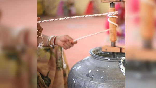  बिलोना घी और रेग्‍युलर घी में क्‍या अंतर है? सामान्‍य घी और बिलोना घी, दोनों में क्‍या हैं अंतर Bilona Ghee Vs Regular Ghee: बिलोना घी और हमारे घरों में बने घी में क्या अंतर है? कौनसा घी है ज्‍यादा बेहतर Difference between bilona and regular ghee know Which is better choice and healthier Difference between bilona and regular ghee : आइए जानते हैं क‍ि बिलोना घी सामान्‍य घी से कैसे ज्‍यादा बेहतर है और दोनों में क्‍या अंतर है? Difference between bilona and regular ghee, Difference between bilona and regular ghee vs regular ghee, Difference between bilona and regular ghee vs ghee, Difference between bilona and regular ghee in india, Difference between bilona and regular ghee for weight loss, what is bilona method of making ghee, bilona ghee vs malai ghee, बिलोना घी खाने के फायदे, बिलोना घी और सामान्‍य घी में अंतर, बिलोना घी कैसे बनता है, बिलोना घी महंगा क्‍यों होता है ghee, health, diet, bone बिलोना घी को बनाने की प्रक्रिया पारंपरिक है। वह तरीका, जो हमारे घरों में बरसों से इस्तेमाल होता चला आ रहा है। सामान्य अंतर तो यह है कि बिलोना घी बनता है दही से और सामान्य घी बनता है दूध से। बिलोना मेथड से बने घी की क्वॉलिटी सबसे अच्छी होती है। बिलोना घी में देसी A2 गायों के दूध से बनाया जाता है, जबकि नियमित घी किसी भी नस्ल की गाय के दूध से बनाया जाता है। A2 गायों को देसी नस्ल की गाय माना जाता है और माना जाता है कि इनका दूध अन्य नस्लों की तुलना में उच्च गुणवत्ता वाला होता है। आइए जानते हैं क‍ि बिलोना घी सामान्‍य घी से कैसे ज्‍यादा बेहतर है और दोनों में क्‍या अंतर है? बिलोना और सामान्‍य घी में अंतर बिलोना घी A2 गिर गाय (भारतीय देसी नस्ल) के दूध से बनाया जाता है। वहीं सामान्‍य घी जर्सी/मिश्रित नस्ल की गायों के दूध से बनाया गया। बिलोना घी को धीमी आंच की बिलोना प्रक्रिया नामक पारंपरिक विधि का उपयोग करके बनाया गया। वहीं सामान्‍य घी को बहुत उच्च तापमान पर मशीनरी में संसाधित किया जाता है। बिलोना घी के पोषक तत्व बरकरार रहते हैं और उच्च पोषण मूल्य रखते हैं। जबक‍ि सामान्‍य घी बनाते हुए इसकी प्रक्रिया में पोषक तत्व धुल जाते हैं और इसलिए पोषण मूल्य कम हो जाता है। स्‍वाद और शेल्‍फ लाइफ में अंतर बिलोना घी की खुश्‍बू प्रामाणिक स्वाद, फ्लेवर और सुगंध काफी बेहतर होता है। जबक‍ि सामान्‍य घी तटस्थ या नीरस स्वाद। बिलोना घी की शेल्फ लाइफ लंबी होती है। जबकि सामान्‍य घी की शेल्फ लाइफ कम होती है। बिलोना घी में मौजूद पौष्टिक तत्‍च विशेषज्ञों के अनुसार, बिलोना घी अधिक स्वादिष्ट, स्वास्थ्यवर्धक और सुगंधित होता है। इसमें अधिक मात्रा में विटामिन, एंटीऑक्सीडेंट, ओमेगा-3 फैटी एसिड डीएचए, ओमेगा-6 (सीएलए) और मोनो-सैचुरेटेड फैटी एसिड (एमयूएफए) होता है। यही कारण है कि आपको बिलोना घी का उपयोग करना चाहिए। आयुर्वेद में बताए है ब‍िलोना घी खाने के फायदे आयुर्वेद के अनुसार, बिलोना घी मानव शरीर में वात, पित्त और कफ को संतुलित करने में प्रभावी है और घी में पाया जाने वाला ब्यूटायरेट शरीर के विषाक्त पदार्थों को बाहर निकालने में मदद करता है। हृदय के लिए अच्छा बिलोना घी में उच्च स्तर का संयुग्मित लिनोलिक एसिड (सीएलए) होता है, जो हृदय स्वास्थ्य के लिए फायदेमंद माना जाता है। पचाने में आसान बिलोना गाय का घी नियमित घी का एक स्वास्थ्यवर्धक विकल्प माना जाता है क्योंकि यह शुद्ध A2 गाय के दूध से बनाया जाता है जिसे पचाना आसान माना जाता है, खासकर उन लोगों के लिए जो लैक्टोज के प्रति संवेदनशील हैं। बिलोना घी मेटाबॉल‍िज्‍म दर को बढ़ाने और वजन घटाने में सहायता के लिए जाना जाता है। हड्डियों के ल‍िए अच्‍छा बिलोना घी विटामिन ए से भरपूर होता है, जो हड्डियों के लिए महत्वपूर्ण है, और यह विटामिन डी से भी समृद्ध है, जो कैल्शियम और फास्फोरस के अवशोषण में मदद करता है। यह हड्डियों और दांतों के विकास में भी सहायता करता है। आयुर्वेद के अनुसार, बिलोना घी से घुटनों की मालिश करने से जोड़ों के दर्द से राहत मिलती है। सांस की ब‍ीमारियों में फायदेमंद बिलोना घी ब्रोंकाइटिस और अस्थमा जैसी श्वसन समस्याओं को हल करने में मदद कर सकता है, सांस लेन की नली को शांत और चिकना करने में मदद करता है। स्किन के ल‍िए फायदेमंद बिलोना गाय के घी में एंटी-एजिंग गुण भी होते हैं, जो त्वचा को युवा और चमकदार बनाए रखने में मदद कर सकते हैं। इसके अलावा बिलोना घी में मॉइस्चराइजर गुण मौजूद होते है, क्योंकि इसमें उच्च स्तर के फैटी एसिड होते हैं जो त्वचा को हाइड्रेट और पोषण देने में मदद कर सकते हैं। 