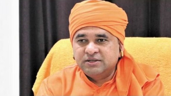 Who is Mahant Balaknath Yogi first choice as cm candidate: राजस्थान विधानसभा चुनाव की वोटों की गिनती 3 दिसंबर 2023 को शुरु होगी। शुरुआती रुझानों से पता चल जाएगा क‍ि इस बार क‍िसकी सरकार आएगी? विभिन्न एजेंसियों ने राज्य में सरकार बनाने को लेकर अपने एग्जिट पोल्स जारी कर दिए हैं। इस बीच राज्य में मुख्यमंत्री पद को लेकर एक सर्वे सामने आया है। इसमें सबसे चौंकाने वाला नाम सामने आया है। राज्‍य के लोग पूर्व मुख्‍यमंत्री वसुंधरा राजे या उप मुख्‍यमंत्री सचिन पायलट की जगह अलवर के सांसद महंत बालकनाथ योगी को मुख्‍यमंत्री बनता हुआ देखना चाहते हैं। आइए जानते हैं क‍ि आखिर कौन हैं महंत बालकनाथ जो जनता की पहली पसंद बनकर सीएम पद के प्रबल दावेदार माने जा रहे हैं। कौन हैं महंत बालकनाथ महंत बालकनाथ इस समय अलवर से लोकसभा सांसद हैं। वे बाबा मस्त नाथ विश्वविद्यालय के चांसलर हैं । वह नाथ सम्प्रदाय के आठवें मुख्य महंत भी है। महंत बालकनाथ योगी इस समय अलवर से भाजपा के सांसद हैं। पार्टी ने इस बार के राजस्थान विधानसभा में उन्हें हरियाणा-राजस्थान सीमा पर आने वाले तिजारा विधानसभा सीट से चुनाव मैदान में उतारा है। 2019 में लड़ा पहला चुनाव 2019 के लोकसभा चुनावों में भाजपा ने बालकनाथ को अलवर से टिकट दिया था। उन्होंने कांग्रेस के दिग्गज नेता भंवर जितेंद्र सिंह को भारी वोटों से हराकर चुनाव जीता था।बाबा बालकनाथ की अलवर और उसके आसपास के इलाकों में मजबूत पकड़ मानी जाती है। उनकी छवि को देखते हुए राजस्थान भाजपा में उन्हें उपाध्यक्ष भी बनाया गया है। बालकनाथ का प्रारंभिक जीवन महंत बालकनाथ का जन्म 16 अप्रैल 1984 को राजस्थान के अलवर जिले के कोहराना गाँव में हुआ। उनके पिता एक किसान थे। उनके पिता का नाम सुभाष यादव और माँ का नाम उर्मिला देवी है। महंत बालकनाथ अपने माता-पिता की इकलौती संतान हैं। उनका परिवार साधु-संतों की सेवा में लगा रहता था। इसी दौरान उनके माता-पिता ने अध्यात्म का अध्ययन करने के लिए उन्हें महंत खेतानाथ के आश्रम में छोड़ दिया। उस समय बालकनाथ की उम्र सिर्फ 6 साल की थी। खेतानाथ से दीक्षा लेने के बाद बालकनाथ महंत चांदनाथ के पास आ गए। इसके बाद साल 2016 में उन्होंने बालकनाथ को अपना उत्तराधिकारी चुन लिया। महंत बालक नाथ नाथ संप्रदाय के आठवें संत है। बालक नाथ बाबा मस्तनाथ विश्वविद्यालय के चांसलर भी हैं। बालकनाथ रोहतक स्थित बाबा मस्तनाथ मठ के महंत हैं। उनका मठ अपने नाथ संप्रदाय से जुड़ी हुई विभिन्न प्रकार के जन कल्याणकारी संस्थान भी चलाते हैं। इस कारण से उनकी पहचान एक जन नेता के रूप में है। यूपी के सीएम योगी से है यह खास कनेक्‍शन बाबा बालकनाथ उसी नाथ पंथ के योगी हैं, जिसके प्रमुख उत्तर प्रदेश के मुख्यमंत्री योगी आदित्यनाथ हैं। बालकनाथ योगी आदित्यनाथ के करीबी हैं और राजस्थान में उन्हें फायरब्रांड नेता के रूप में जाना जाता है। इसलिए उन्हें ‘राजस्थान का योगी’ कहा जाता है। सीएम योगी बालकनाथ के नामांकन में भी पहुंचे थे। बालकनाथ योगी आदित्यनाथ को मार्गदर्शक अपना बताते हैं। योगी आदित्यनाथ नाथ संप्रदाय के सभी मठों के राष्ट्रीय अध्यक्ष हैं। वहीं, रोहतक मठ उपाध्यक्ष है। क्‍या कहता है एग्जिट पोल इंडिया टुडे के एग्जिट पोल के मुताबिक, मुख्यमंत्री पद की रेस में अशोक गहलोत सबसे आगे चल रहे हैं और 32 प्रतिशत लोग उन्हें फिर से मुख्यमंत्री बनते देखना चाहते हैं। दूसरे नंबर पर तिजारा सीट से भाजपा प्रत्याशी बाबा बालकनाथ हैं। सर्वे में 10 प्रतिशत लोगों ने उन्हें अपनी पसंद बताया है। इस सर्वे में पूर्व मुख्यमंत्री वसुंधरा राजे तीसरे नंबर हैं। उन्हें 9 प्रतिशत लोग मुख्यमंत्री पद के लिए अपनी पसंद मानते हैं।