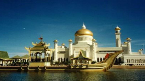Sultan of Brunei Spends 20000 Dollar for Haircut, have 5000 luxury cars, lives in gold palace