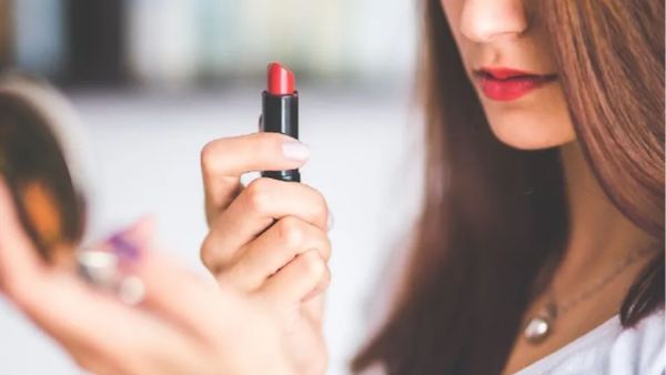 Chemicals Found In Shampoo, Makeup May Lower Odds Of Getting Pregnant: Study In Hindi 