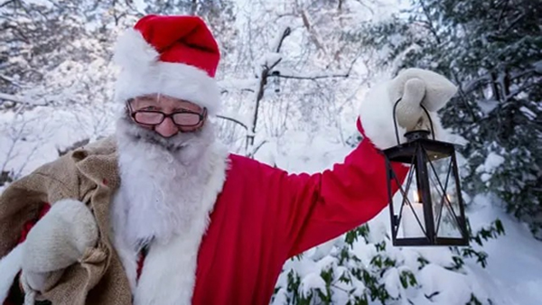 इंग्लैंड इंग्‍लैंड में क्रिसमस के त्‍योहार को भी बहुत ही अनुशासनात्मक तरीके से मनाया जाता है। अगर बच्चे इस दिन ज़्यादा शरारत करते हैं तो उन्हें स्टॉकिंग्स में मिठाई के बजाय कोयले दिए जाते हैं।