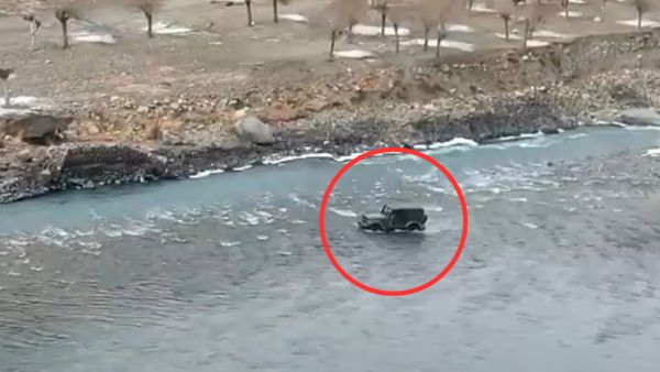 Thar SUV Through Chandra River To Avoid Himachal Pradeshs Traffic Jam Thar SUV Through Chandra River To Avoid Himachal Pradeshs Traffic Jam