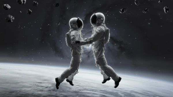 Can Astronaut Make Physical Relations in Space, heres the right answer क्या स्पेस में कर सकते हैं सेक्‍स, जानें एक्सपर्ट्स का जवाब क्या अंतर‍िक्ष में सेक्‍स कर सकते है? Can Astronaut Have Sex in Space: क्या इंसान अंतरिक्ष में यौन संबंध बना सकता है या सेक्स कर सकता है? जानते हैं इसे लेकर एक्‍सपर्ट क्‍या राय रखते हैं? Can you get pregnant on the space station, Can you get pregnant on Mars, How does the lack of gravity affect life on the ISS, क्या आप मंगल ग्रह पर गर्भवती हो सकती हैं, Sex In Space, Can people sex in space, अंतरिक्ष पर सेक्‍स करना संभव है अंतरिक्ष की दुन‍िया को लेकर लोगों के मन में कई तरह के कौतूहल बना हुआ रहता है। अंतरिक्ष में विज्ञान हर दिन नई-नई खोजें करने में जुटा है। स्पेस के रहस्यों से भी लगातार पर्दा उठ रहा है। पिछले कुछ समय में अंतरिक्ष से जुड़े कई रोचक चीजों के बारे में हमें पता चला है। चांद पर कदम रखना इंसान की बहुत बड़ी जीत थी। यह साइंस की अद्भुत उपलब्धि है। मंगल समेत दूसरे ग्रहों को बारे में भी नित नई खोजें हो रही हैं। इंटरनेशनल स्पेस स्टेशन पर भी कई वैज्ञानिक रहते हैं। वे वहां कई तरह के प्रयोग कर रहे हैं और नई-नई खोजों में लगे हुए हैं। हम काफी लंबे समय से चांद पर मानव को बसाने की भी चर्चा सुनते आ रहे हैं। हालांकि यह अभी दूर की बात है कि मनुष्य कभी चांद पर रह भी सकेगा, लेकिन यह असंभव नहीं है। सभी को पता है कि अंतरिक्ष में गुरुत्वाकर्षण बल यानी ग्रैविटी कम होती है। इस वजह से वहां पहुंचने वाले इंसानों का वजन भी कम हो जाता है। इसके अलावा लोगों के मन में अंतरिक्ष को लेकर कई तरह के सवाल होते हैं। जैसे अंतर‍िक्ष पर लोग पॉटी कैसे जाते हैं और वहां लोग कैसा खाना खाते हैं? इसके अलावा सबसे बड़ा सवाल जो अक्‍सर लोगों के जेहन में होता है क‍ि क्या इंसान अंतरिक्ष में यौन संबंध बना सकता है या सेक्स कर सकता है? क्या महिलाएं अंतरिक्ष में गर्भवती होकर बच्चे को जन्म दे सकती है या नहीं? यह कितना आसान या कठिन है और इसमें क्या दिक्कतें हैं? यहां जानते हैं इसे लेकर एक्‍सपर्ट क्‍या राय रखते हैं? एक्‍सपर्ट ने दिया यह जवाब अमेरिका के स्पेस रिसर्च एजेंसी नासा के पूर्व प्रमुख रहे मेजर जनरल (रिटायर्ड) चार्ल्स फ्रैंक बोल्डन जूनियर से जब यह सवाल किया गया कि क्या स्पेस में सेक्स करना संभव है? क्या यहां भी बच्चे पैदा करने की कोई संभावनाएं हैं? इस सवाल पर चार्ल्स ने जवाब देते हुए कहा कि स्पेस में भी आप वह सारे काम ठीक उसी तरह से कर सकते हैं जैसा कि हम धरती पर करते हैं। सारे तरीके वही होते हैं बस फर्क सिर्फ इतना होता है कि स्पेस में ग्रैविटी नहीं होती। ऐसे में शरीर को कंट्रोल में रखना काफी मुश्किल हो जाता है। स्पेस में किसी भी काम को करने के लिए खुद को स्थिर रखना सबसे जरूरी है वरना कोई भी काम करना संभव नहीं है। गुरुत्‍वाकर्षण निभाता है भूमिका नॉटिंघम विश्वविद्यालय में प्रजनन और विकासात्मक शरीर विज्ञान के एसोसिएट प्रोफेसर एडम वॉटकिंस ने न्यूज वीक को बताया कि किसी ने भी अंतरिक्ष में सेक्स नहीं किया है या कम से कम अंतरिक्ष में सेक्स करने की बात स्वीकार नहीं की है। ऐसे में अंतरिक्ष में सेक्स करने के बारे में जानना आसान नहीं है। अंतर्राष्ट्रीय अंतरिक्ष स्टेशन काफी तंग जगह है, इसलिए वहां सेक्स करने के लिए एक शांत कोने को ढूंढना इतना आसान नहीं होगा। वे आगे कहते हैं कि वहां अतरिक्ष यात्री बहुत व्यस्त रहते हैं इस वजह से ISS (इंटरनेशनल स्‍पेस स्‍टेशन )में सेक्स के लिए समय निकालना भी काफी मुश्किल है। वॉटकिंस का सुझाव है कि केवल उपकरणों का इस्तेमाल करके ही गुरुत्वाकर्षण की कमी को दूर किया जा सकता है, क्योंकि गुरुत्वाकर्षण गर्भ के विकास को आकार देने में महत्वपूर्ण भूमिका निभाता है।
