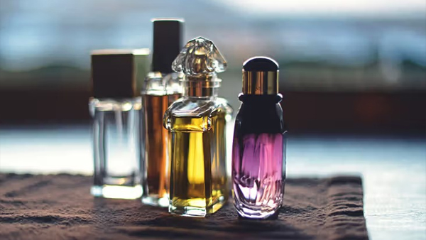 Perfume Day 2024 : परफ्यूम और इत्र में कौन है ज्‍यादा खुशबूदार ? जानें  नुकसान और अंतर | Perfume Day 2024 : Perfume vs Attar Difference, Benefits  and Drawbacks Know Perfume or