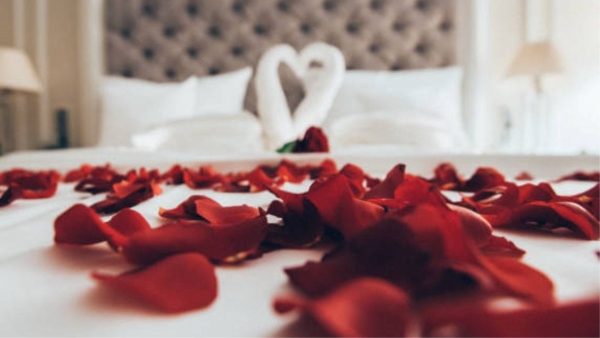 Happy Rose day 2024: Why Bed is Decorated with Roses during the first night, Suhaag Raat Par Kyu Sajate hain Kamra 