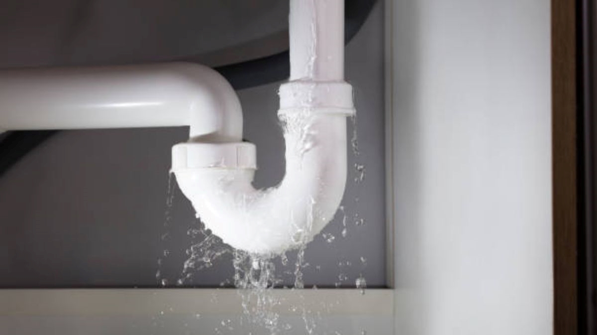 7 easy ways to find hidden water leakage in your home in hindi