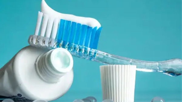 8 surprising household uses for toothpaste in Daily Life in hindi