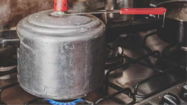 How To Clean Burnt Cooker try these Easy Tricks in hindi