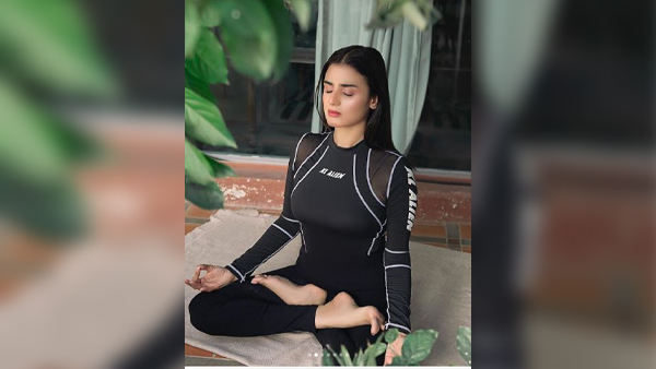 pakistani actors who practice yoga