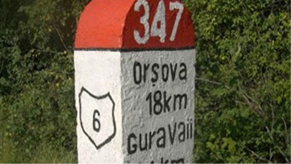 Why do Indian roads have Different colour milestones