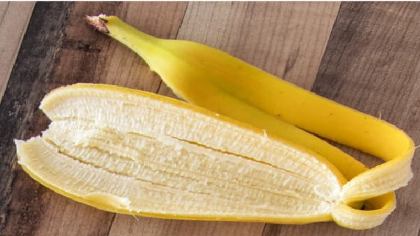Kele Ke Chilke Ke Fayde Uses Of Banana Peels From Skincare To Organic Fertilizer In Viral Video