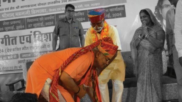 Viral Students Gifted 10 lac luxury Car to The Teacher on his Retirement