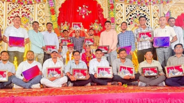 Viral Students Gifted 10 lac luxury Car to The Teacher on his Retirement