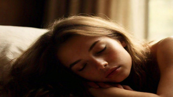 Mahilaon Ko Baal Khule Karke Sona Chahiye Ya Nahi Should Women Sleep with open hair