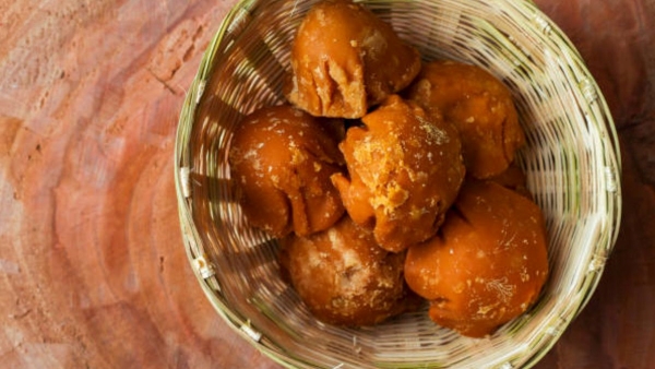 Easy tips to check the purity of jaggery