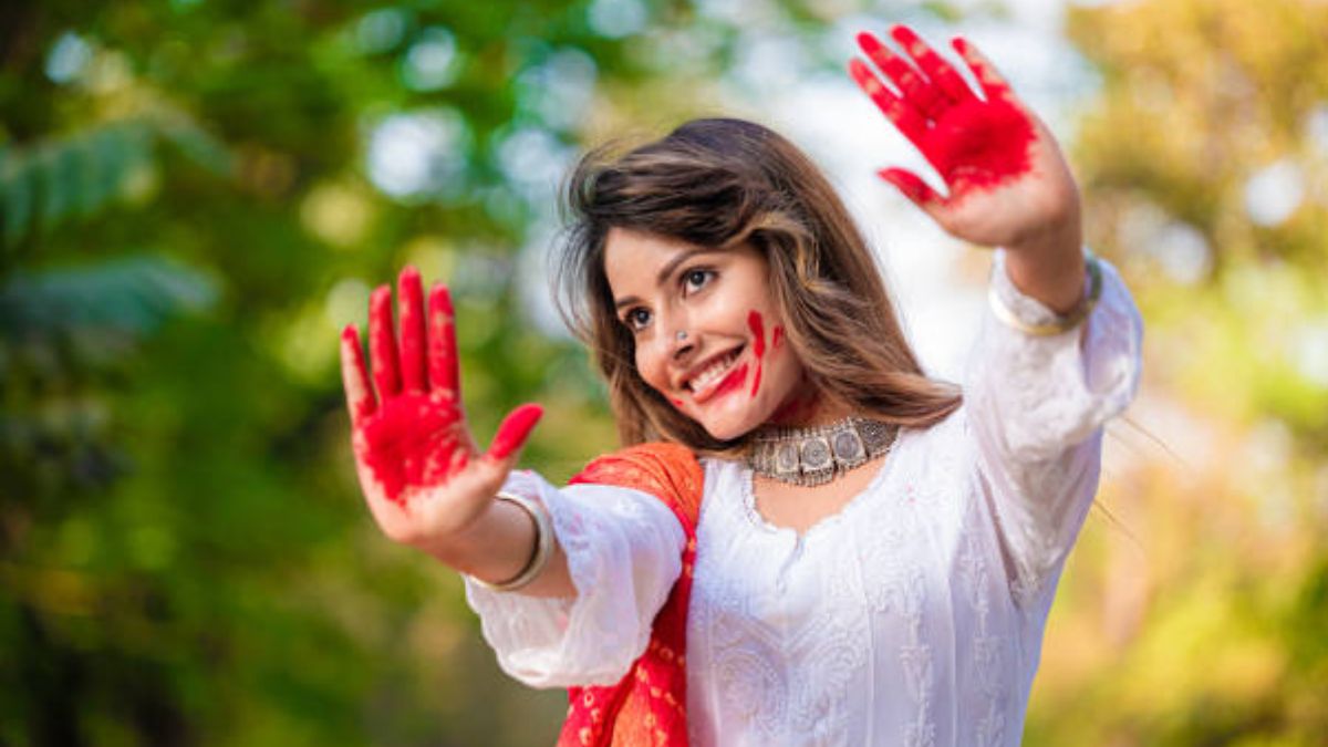 Holi 2025 : केम‍िकल वालों रंगों से खराब हो सकती है त्‍वचा, होली खेलने से पहले और बाद में करें ये स्किन केयर