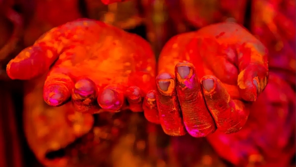 How to Remove Holi Colors from Your Nails