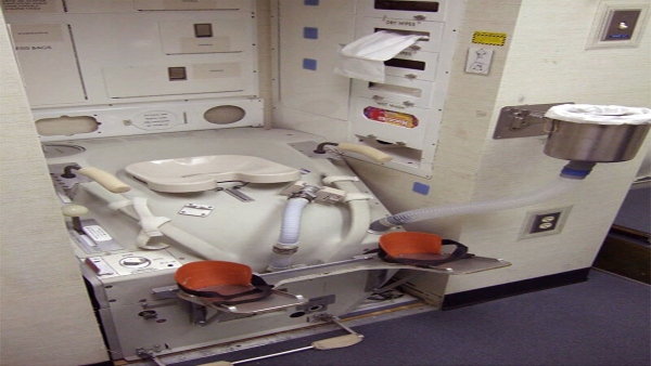 how astronauts use bathroom in space axiom 4