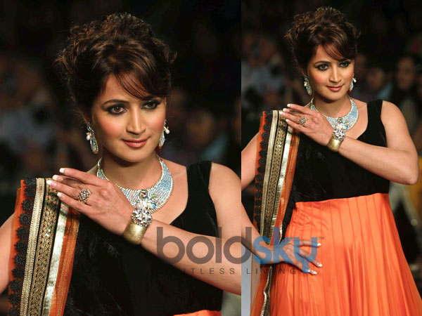 Sky Blue Necklace With Pearls