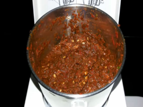 grind chilli and leaves