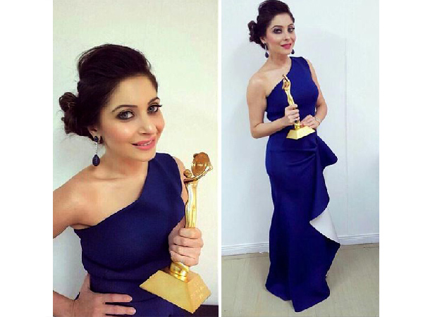 Kanika Kapoor Wearing Gauri And Nainika| Kanika Kapoor At Aiba 2015| Kanika Kapoor In Gauri And Nainika Dress| Kanika Kapoor Dresses