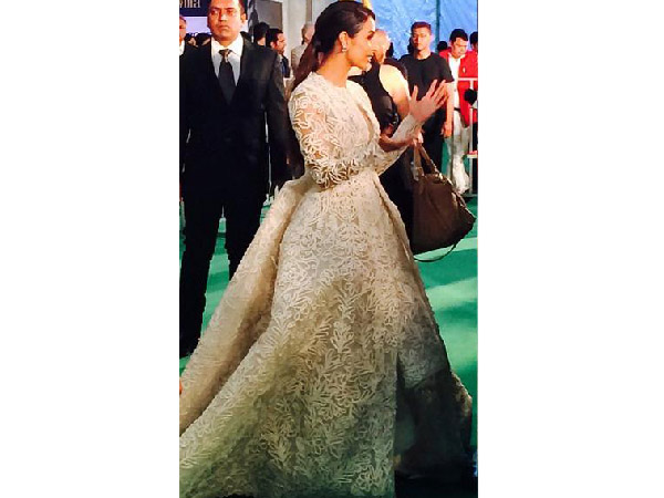 Malaika Arora Khan Wearing Ashi Studio| Malaika Arora Khan At IIFA 2015| Malaika Arora Khan IIFA Green Carpet Dresses