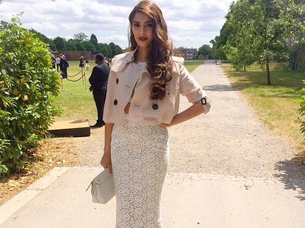 Sonam Kapoor Wearing Burberry| Sonam Kapoor In Burberry White Dress| Sonam Kapoor At Burberry Mens SS 2016 Show| Sonam Kapoor At Burberry Show London