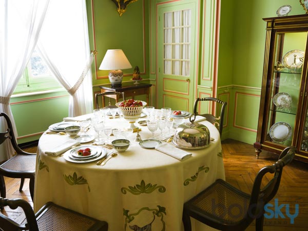 Make A Small Dining Room Look Larger