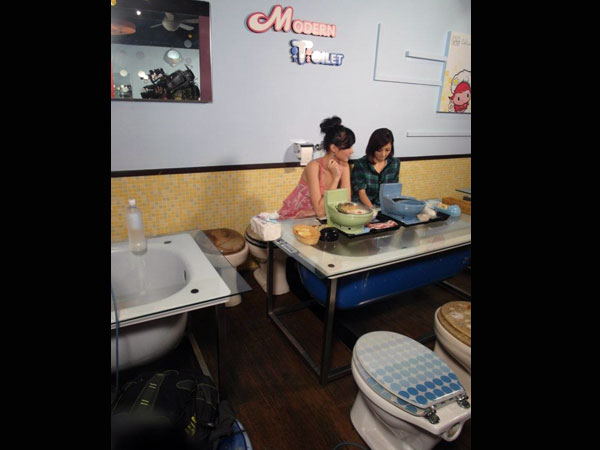 toilet-themed restaurant toilet-themed restaurant
