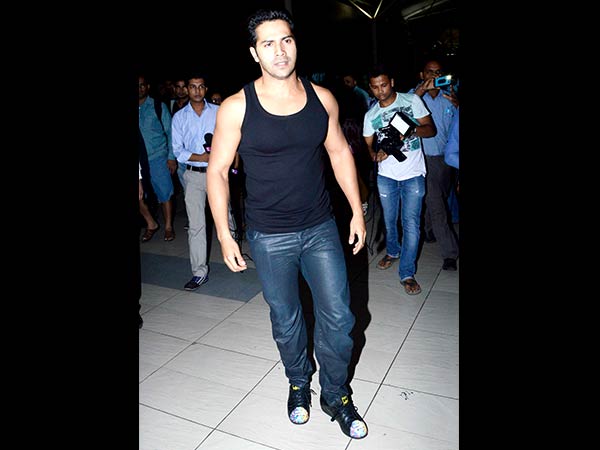 Airport Fashion: Varun Dhawan And Kriti Sanon 