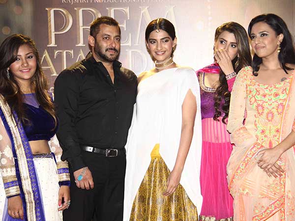 Look who we've got here: Prem Ratan Dhan Payo duo Sonam and Salman at the promotions of the said movie. And they look drop-dead gorgeous!