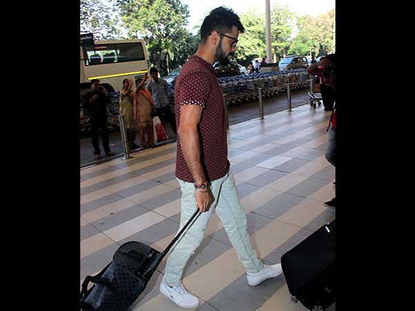Virat in maroon tee Virat in maroon tee