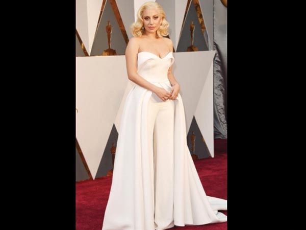 /fashion/bollywood-wardrobe/oscars-2016-lady-gaga-shines-in-white-098976.html